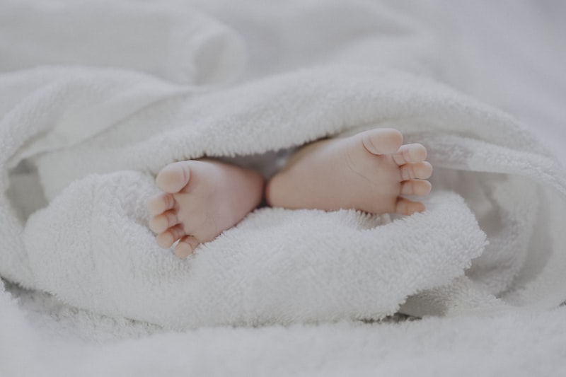 Panduan Milestone Bayi 0–12 Bulan: Red Flags yang Wajib Diwaspadai Orang Tua